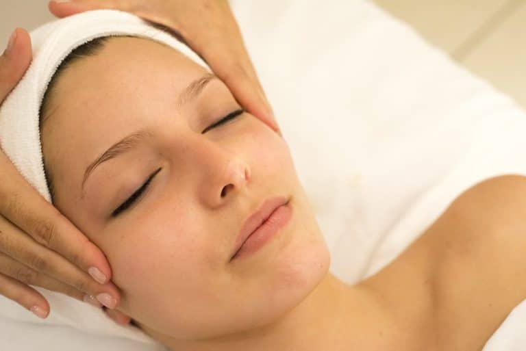 Massage facial : la gestuelle qui change le grain de peau
